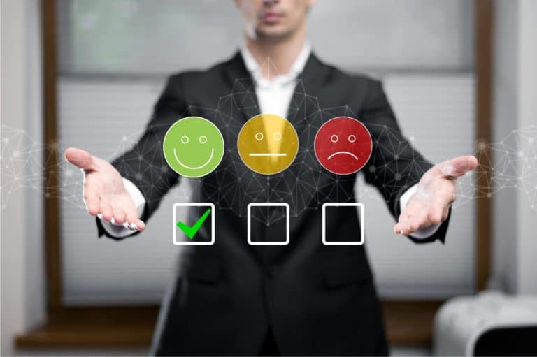 Líder humano frente a inteligencia artificial, simbolizando el equilibrio entre emociones y tecnología