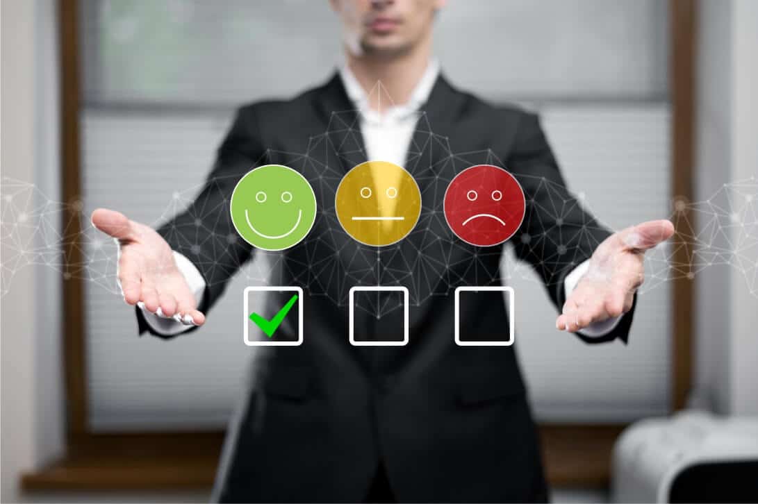 Líder humano frente a inteligencia artificial, simbolizando el equilibrio entre emociones y tecnología